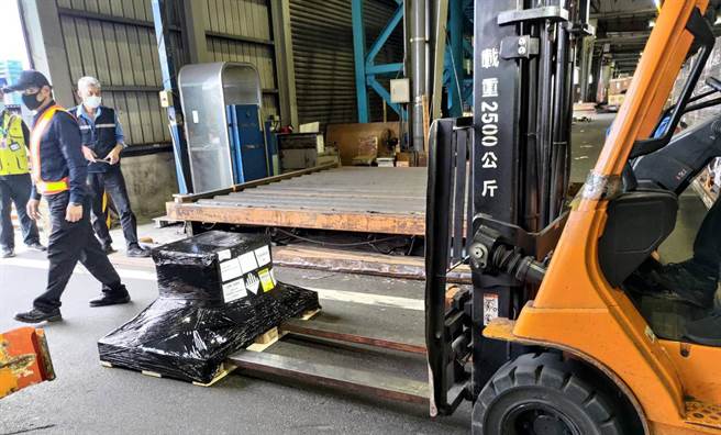 2000剂儿童BNT疫苗4日清晨运抵桃园机场，准备投入测试作业。（读者提供）