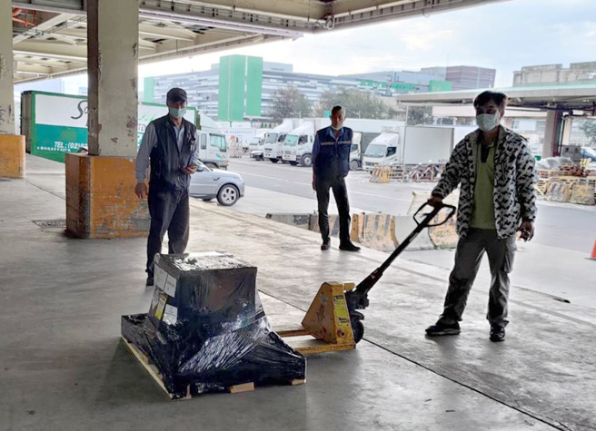 2000剂儿童BNT疫苗4日清晨运抵桃园机场，准备投入测试作业。（读者提供）