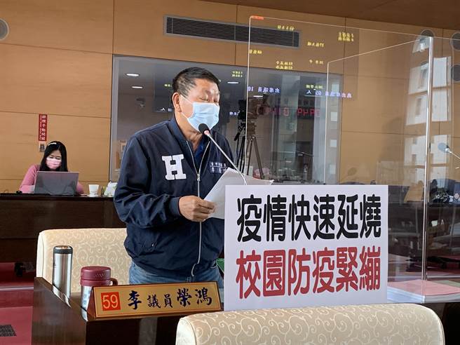 疫情升温，各级学校防疫乱象多，台中市议员李荣鸿要求部分防疫工作转由学校自行处理。(林欣仪摄)