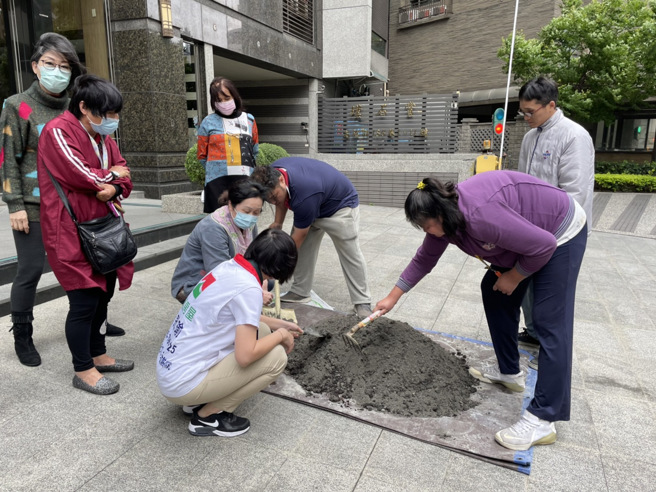 信義房屋設計出「社區服務模組」，每一項服務作為，都能對應到SDGs。例如許多分店會到社區荒廢角落與住戶一起種下花草，綠化了社區環境，達到「永續城鄉」目標。(圖/信義房屋提供)