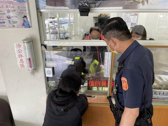 周女掉进诈骗集团「假交友手法」，到华南银行和美分行匯款，行员机警察觉神情有异，通报和美分局，即时拦截。（和美警分局提供／吴敏菁彰化传真）