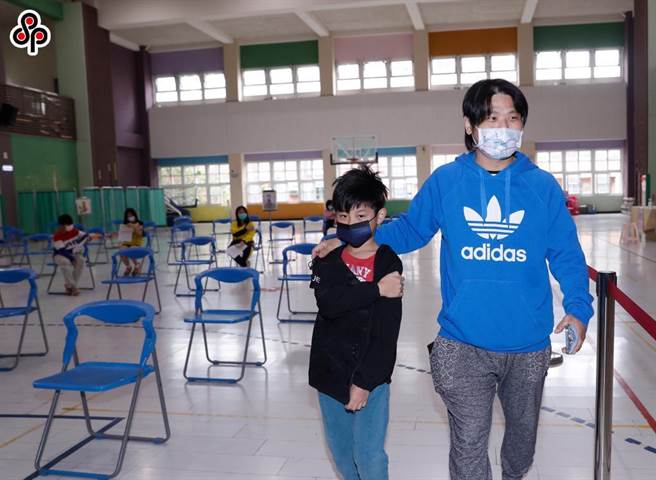 12岁以下学童已开始施打疫苗，外界质疑甚多，不少家长也担心孩子身体无法负荷疫苗副作用。图为国小学童施打完疫苗后，家长陪同返家休息。(本报资料照)