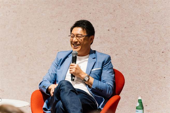 身兼律师与主持人身分的谢震武，在联聚与谈会分享斜杠人生，揭密小时候的志愿原本想成为飞行员。（卢金足摄）