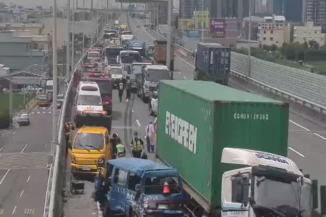 台61线清水段5车连环撞，3人受困1人命危，全线封闭中。(记者爆料网提供)