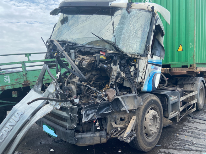 台61线清水段5车连环撞，3人受困1人命危，全线封闭中。(记者爆料网提供)