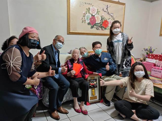 藝起來創團人胡麗雲（左1）榮獲板橋區模範母親，板橋區長范姜坤火（左2）親送匾額道賀。（新北市社會局提供）