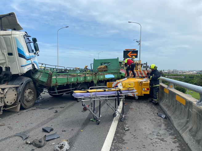 台61线清水段5车连环撞，3人受困1人命危，全线封闭中。(记者爆料网提供)