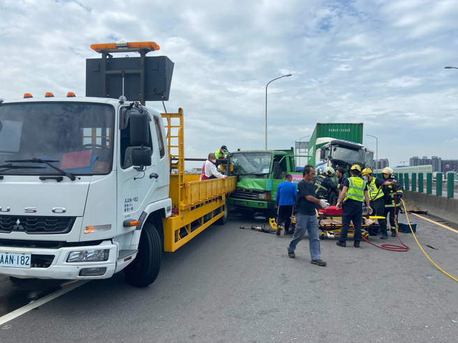 台61线清水段5车连环撞，3人受困1人命危，全线封闭中。(记者爆料网提供)