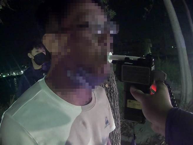 郭姓男子日前酒後駕車，他吹氣後又反悔拒簽罰單，湖內警方依法移送橋檢。（翻攝照片／林瑞益高雄傳真）