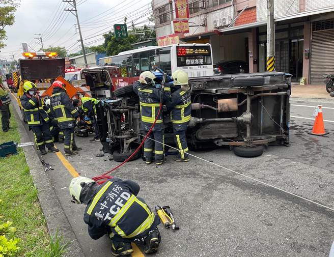 鄧姓男子昨天駕駛小貨車，行經石岡區豐勢路快車道上，不明原因撞上正在修剪路樹的工程車，小貨車翻覆橫倒於豐勢路上。（民眾提供）