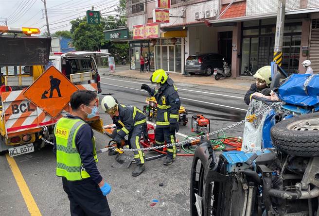 鄧姓男子昨天駕駛小貨車，行經石岡區豐勢路快車道上，不明原因撞上正在修剪路樹的工程車，小貨車翻覆橫倒於豐勢路上。（民眾提供）