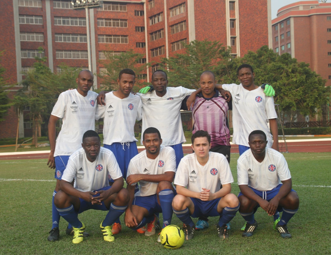 來自史瓦帝尼的Nkosikhona Advocate Dlamini(前排左一)，畢業於義守大學第一屆學士後醫學系外國學生專班，就學期間表現亮眼。(圖/義守大學提供)