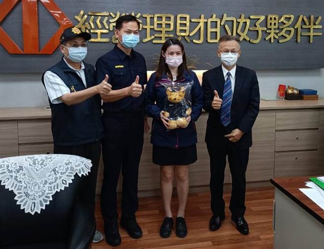 太平警分局分局长叶志诚为感谢辖内金融机构与警方共同阻诈之辛劳，日前亲自前往该金融机构颁赠分局自制限量版「警察泰迪熊」及感谢状，以表达警方感谢之意。（台中市太平警分局提供）