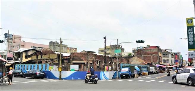 苑里镇公所协助进行加固苑里市场建物跟清运内部残余垃圾。（本报资料照片）