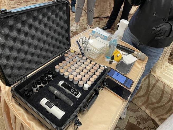 業者表示整套專利是App、測色儀、色乳相互搭配使用。（洪靖宜攝）