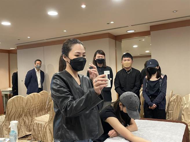 測色儀。（洪靖宜攝）