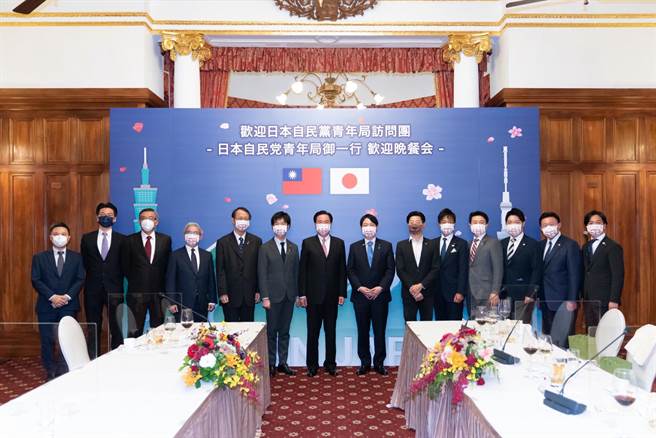 日本自民党青年局访台，小仓：全力支持台湾参与WHO及CPTPP。(外交部提供)