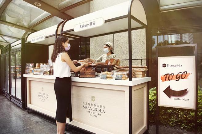 （香格里拉五星美味外帶餐車，提供琳琅滿目的甜點與烘培供消費者選擇。圖／台北遠東香格里拉飯店提供）
