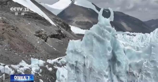 大陸5科考隊員抵達珠峰海拔8800米處 架設全世界海拔最高的自動氣象觀測站。圖為酷似牛頭將軍的冰塔林奇景。（央視新聞）