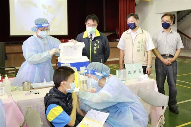 台南儿童疫苗接种首日，由新营区南梓实小率先开打，台南市长黄伟哲（后排左二）一早到场关心。（台南市政府提供／张毓翎台南传真）