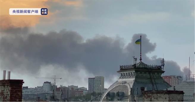 俄罗斯对利沃夫发动空袭，全城停电人员伤亡不明。（央视新闻截图）