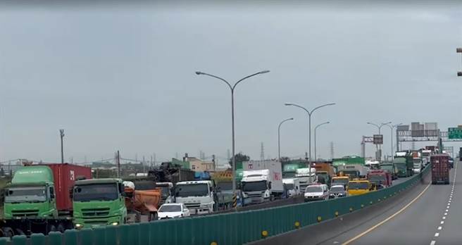 台61線又大追撞轎車翻90度橫躺，佔兩線道嚴重回堵10公里。（彰化踢爆網提供／吳敏菁彰化傳真）