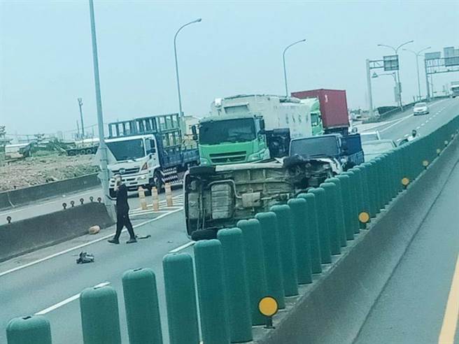 台61線又大追撞轎車翻90度橫躺，佔兩線道嚴重回堵10公里。（彰化踢爆網提供／吳敏菁彰化傳真）