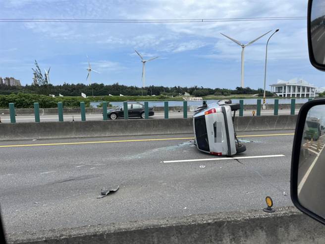 台61線又大追撞轎車翻90度橫躺，佔兩線道嚴重回堵10公里。（彰化踢爆網提供／吳敏菁彰化傳真）
