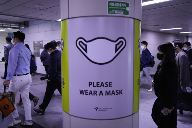 韩国政府宣布2日起解除在室外须配戴口罩的规定，距离恢復疫前日常似乎又迈进一大步。(图／美联社)