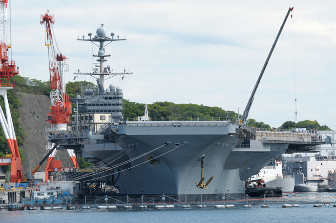 尼米兹级（Nimitz-Class）核动力航母「华盛顿」号（USS George Washington，CVN-73）在日本横须贺港维修的资料照。（达志影像/Shutterstock）