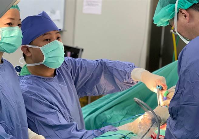 陳姓婦人其實從小就認為自己的乳房不夠豐滿，因此剛好藉著乳房重建手術，將乳房尺寸一並升級。（院方提供／吳建輝南投傳真）