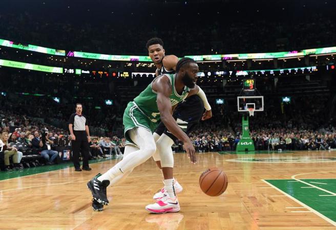 杰伦布朗首节攻下17分，全场20分，带领塞尔提克击溃公鹿扳平系列赛。(路透)