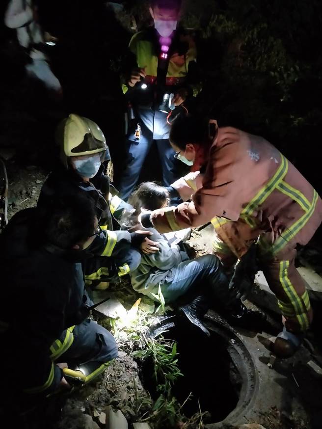 警消將胡女從水溝內救起。（消防局提供）