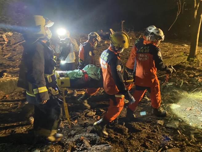 因胡女有肢體擦傷及失溫的情況，警消將她救起後，送往醫院治療。（消防局提供）
