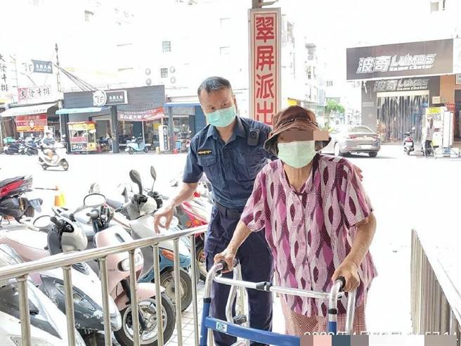 楠梓警方找到迷路的老妇人，经查原来是曾担任派出所志工的穆大姊。（翻摄照片／林瑞益高雄传真）
