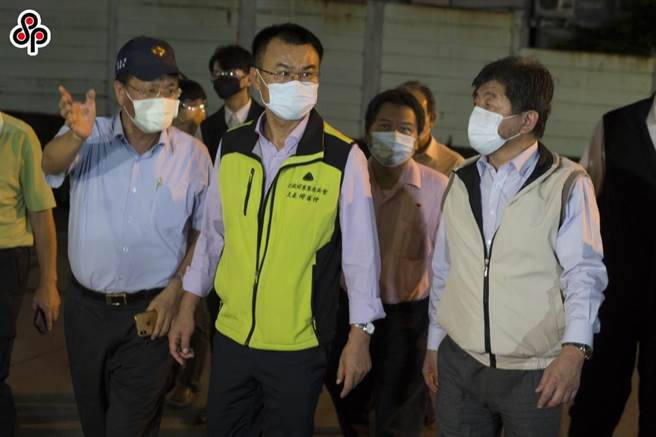 農委會主委陳吉仲（中）日前北農總經理翁震炘（左一）陪同下前往台北市第一果菜市場巡視。（本報資料照）