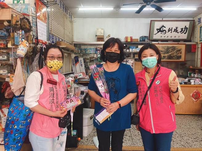 南区国光里长陈雅惠（右），将红色康乃馨献给婆婆妈妈们，让大家提前感受母亲节的欢乐气氛。（张妍溱翻摄）