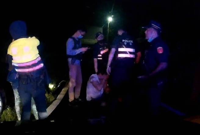 竹南警分局追捕赖姓通缉犯。（竹南警分局提供／谢明俊苗栗传真）