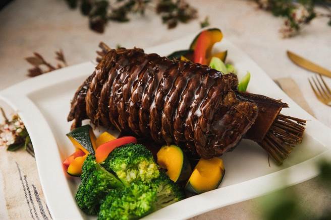 台北新板希尔顿，桂花红酒稻草牛。（台北新板希尔顿提供）