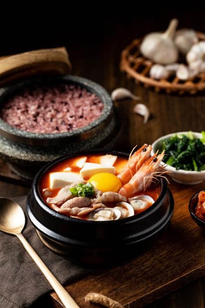 涓豆腐，海陆综合嫩豆腐煲。（涓豆腐提供）