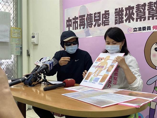 小佑父亲在立委何欣纯服务处副主任赖美莲陪同下控诉，儿子受到保母虐待。（冯惠宜摄）