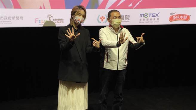 新北市长侯友宜与女主角蔡淑臻合影，并用双手比出5与7，代表该剧将在5月7日上檔。（吕健豪摄）