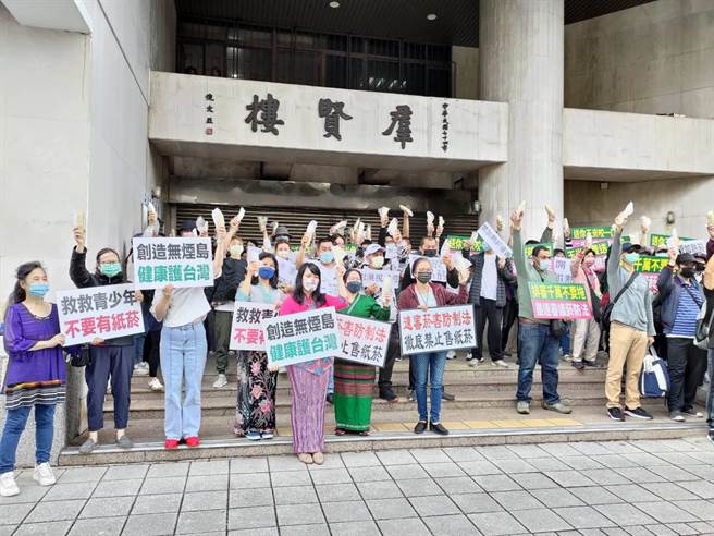近百民眾前往立院促修《菸防法》（陈鸿伟摄）
