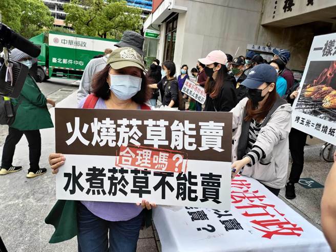 不少民眾力挺加热菸，还认为纸菸更臭更不健康。（陈鸿伟摄）