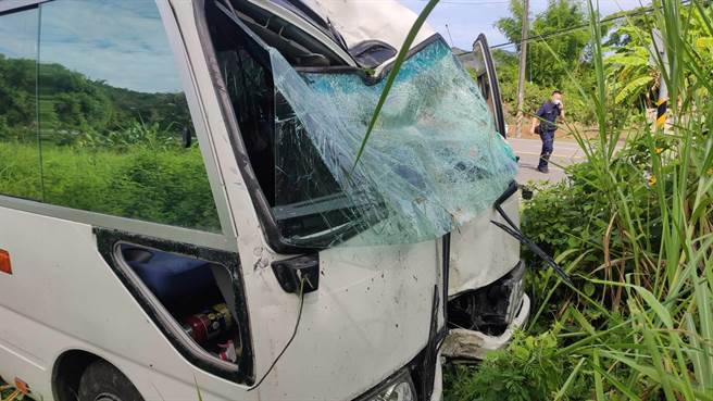 台南玉井一間德蘭啟智中心接送車4日早上8點多發生車禍，在望明里倒松路段衝進路邊草叢，撞上電線桿。（讀者提供／劉秀芬台南傳真）