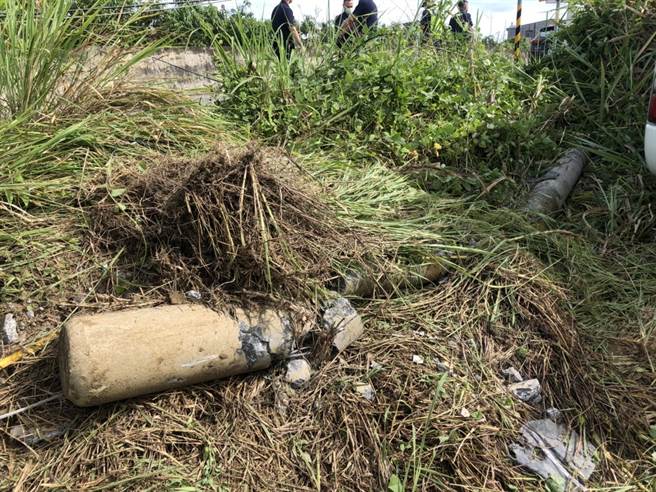 台南玉井一間德蘭啟智中心接送車4日早上8點多發生車禍，在望明里倒松路段衝進路邊草叢，撞上電線桿。（讀者提供／劉秀芬台南傳真）