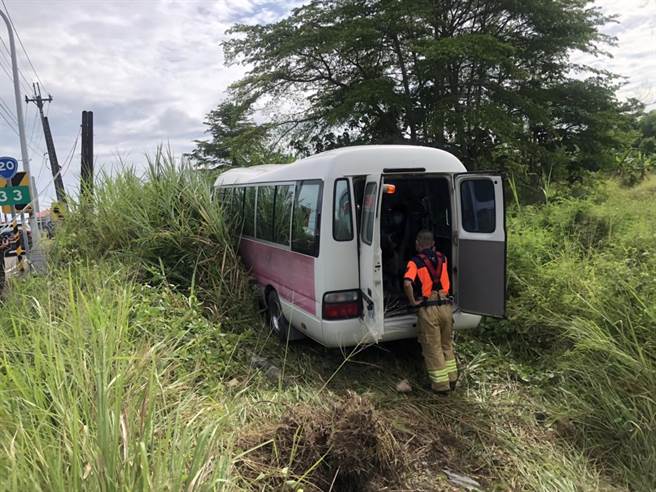 台南玉井一間德蘭啟智中心接送車4日早上8點多發生車禍，在望明里倒松路段衝進路邊草叢，撞上電線桿。（讀者提供／劉秀芬台南傳真）