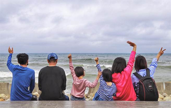 南台中家扶中心欢迎年龄25岁以上，国中学歷以上，有固定收入，安全与足够的家庭空间，加入寄养家庭行列。（南台中家扶提供／卢金足台中传真）