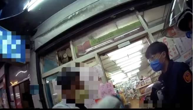 药师向到场的警员说明案发经过。（警方提供）