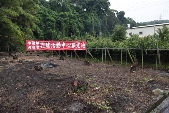 卓兰镇内湾社区活动中心悬隔23年后终获重建，将落脚中央伯公庙旁空地。（谢明俊摄）